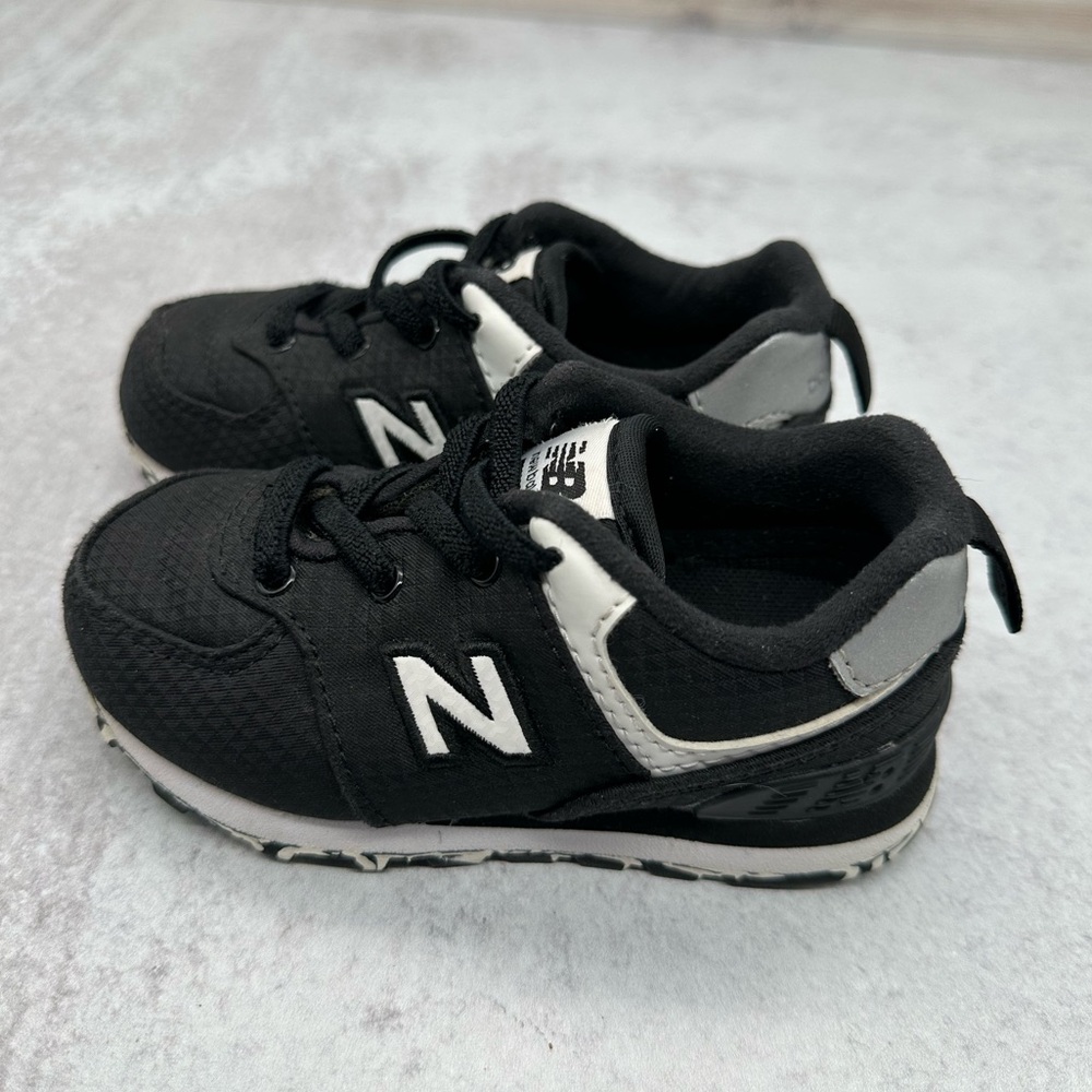 Good Used Condition Toodler Unisex 6.6 WIDE New Balance Tennis Shoes